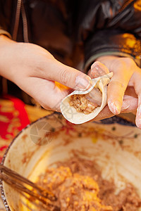 过年包饺子手部特写背景图片