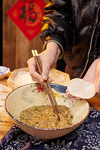 新年制作美味的饺子背景图片