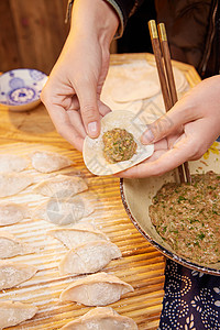 新年制作美味的饺子背景图片