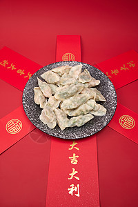 红色背景上的春节饺子和红包背景图片
