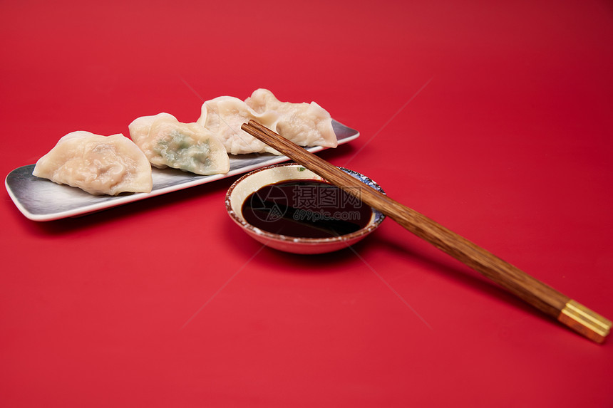 红色简约背景上的新年饺子图片
