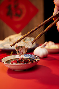 筷子夹起水饺蘸醋特写高清图片