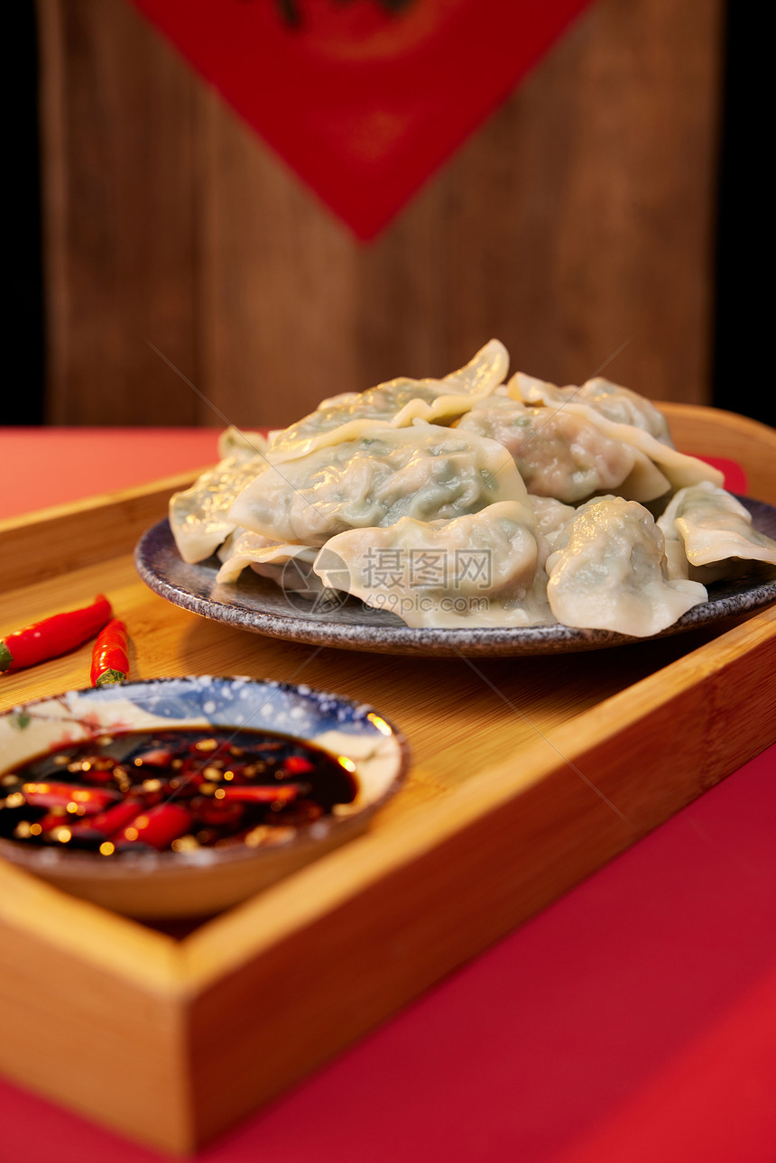 餐桌上的饺子水饺图片