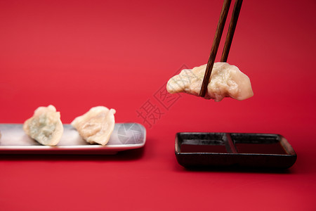 拿筷子夹饺子蘸醋背景图片