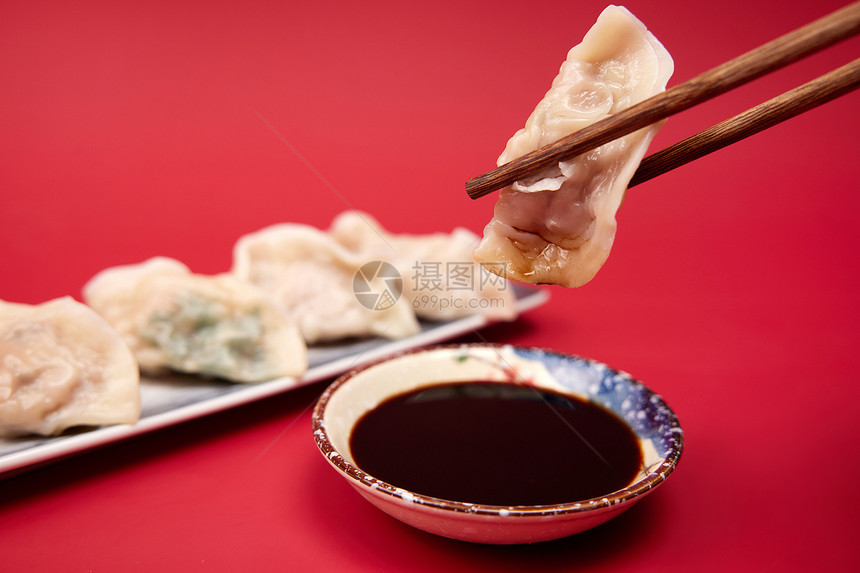 拿筷子夹饺子蘸醋图片