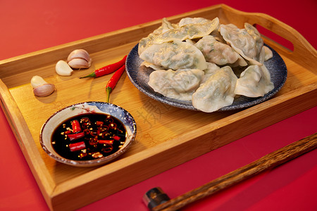 红色背景下的新年饺子水饺背景图片