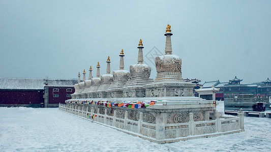 内蒙古呼和浩特大昭寺冬季白塔雪景背景图片