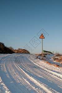 冬季落日内蒙古高山公路冰雪指示牌背景