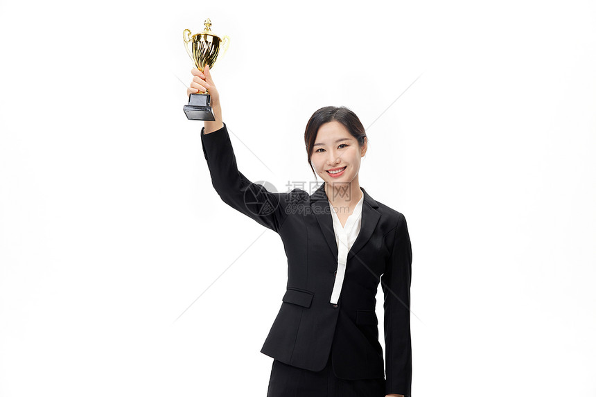 高举奖杯的职业女性形象图片