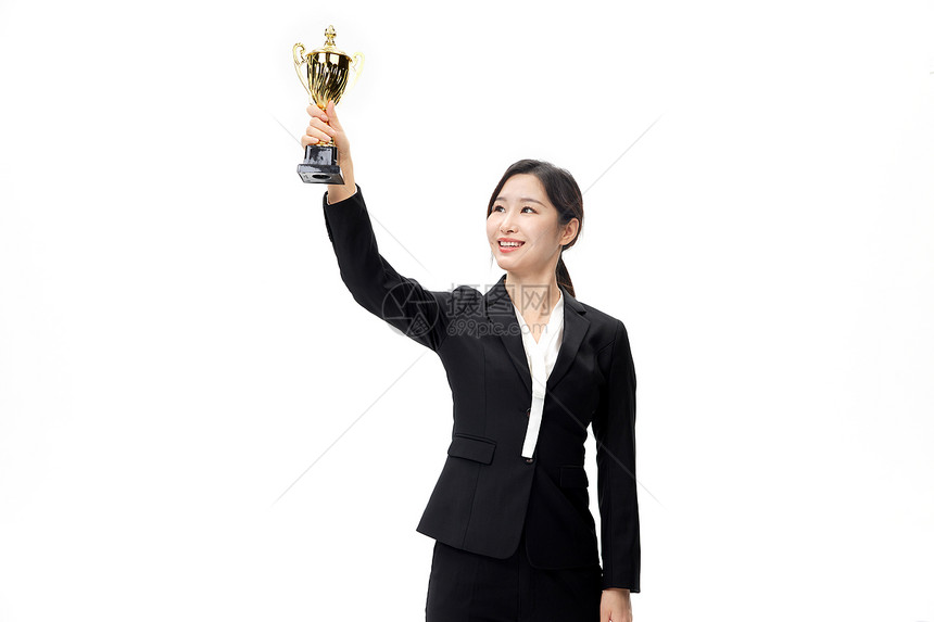 高举奖杯穿着正装的职业女性形象图片