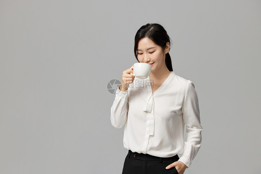 商务女士休闲喝咖啡图片