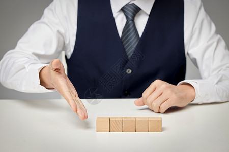 理财定位商务男士展示桌上的积木背景