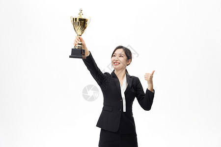 手拿奖杯的商务女性高清图片