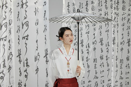 中国风古装美女撑纸伞背景图片