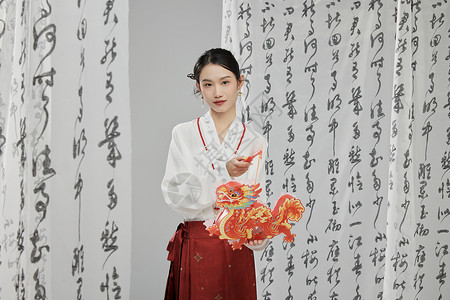 手托生肖龙灯笼中国风美女背景图片