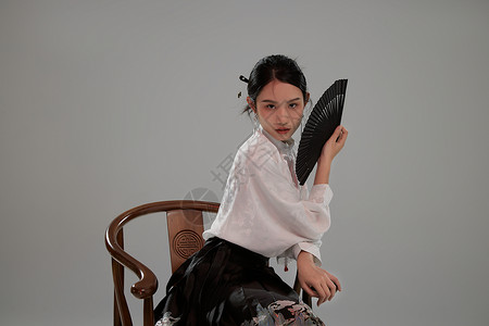 坐在椅子上的新中式美女背景图片
