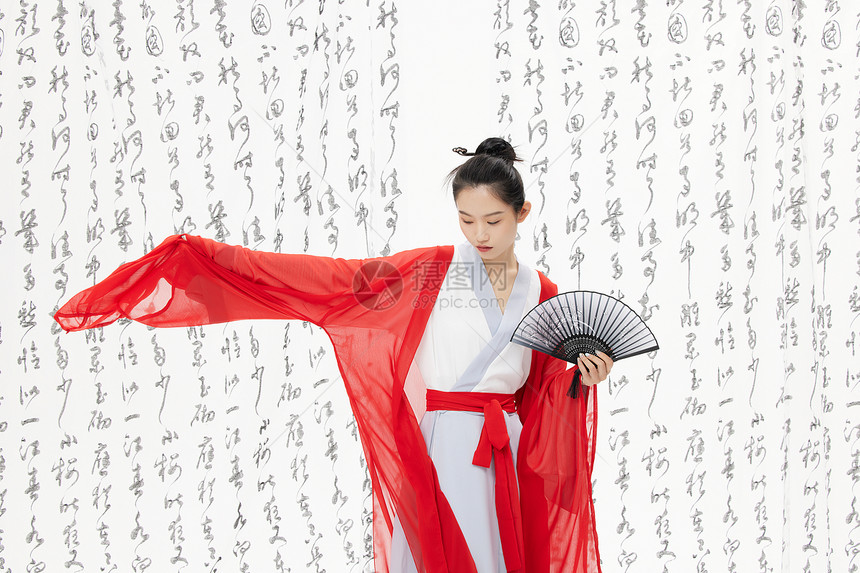 翩翩起舞的新中式古装美女图片