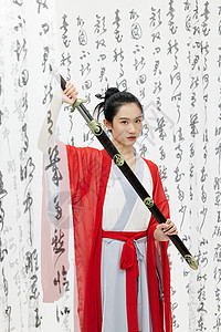 中式汉服美女手拿宝剑背景图片