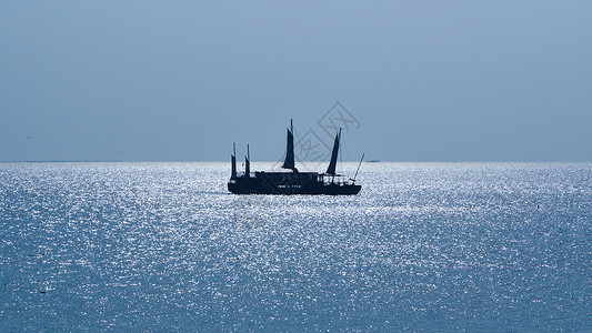 极简风光背景海上一艘船高清图片