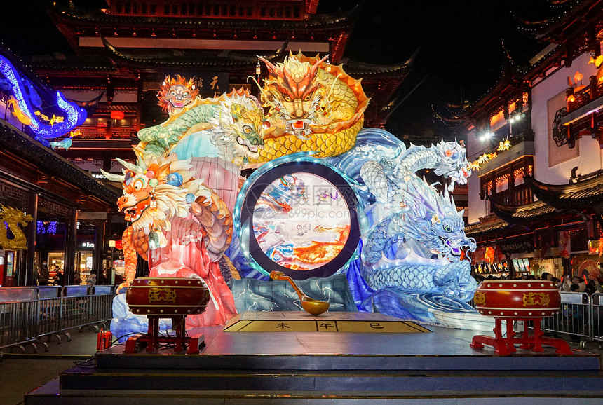 龙年春节元宵节豫园灯会巨型龙灯和汤圆图片