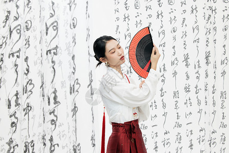 中国风立夏字体书法字体背景下拿着扇子的古风美女背景
