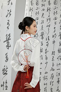红色扇新中式汉服美女手拿梅花圆扇背景