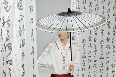拿透明伞女子新中式古典女子背景