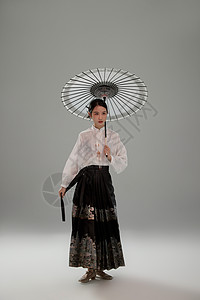 民族美女身着马面裙撑伞的古典美女背景