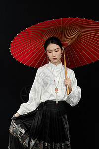 手提裙摆撑着伞的中式美女高清图片