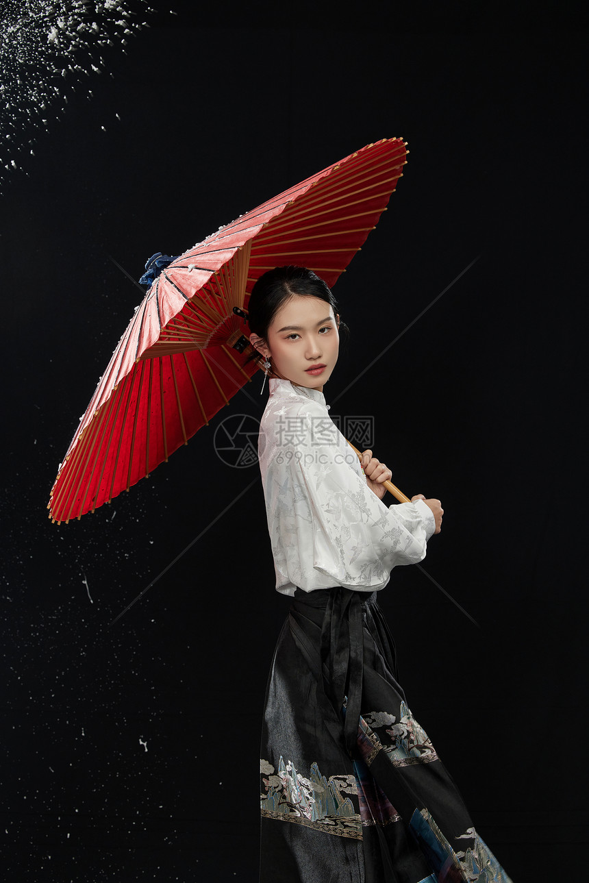 撑着红伞的古典马面裙女子图片