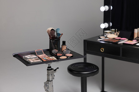 黑色镜子专业的化妆工具背景