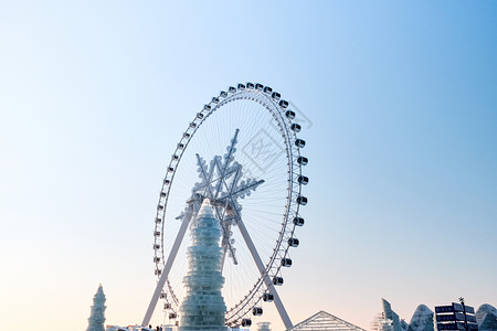 游客游玩哈尔滨第二十五届冰雪大世界景点内景观背景