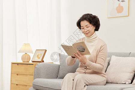 阅读看书的老年女性中年女性居家看书背景