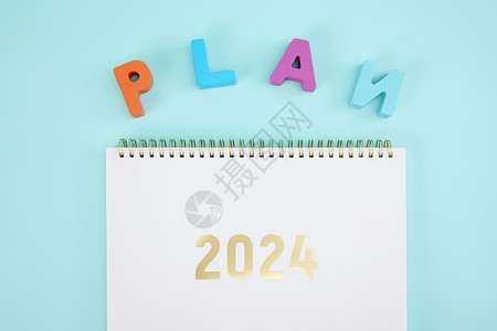 组织规划桌子上的2024年日历和PLAN计划背景