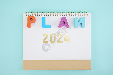 年计划桌子上的2024年日历和PLAN计划背景