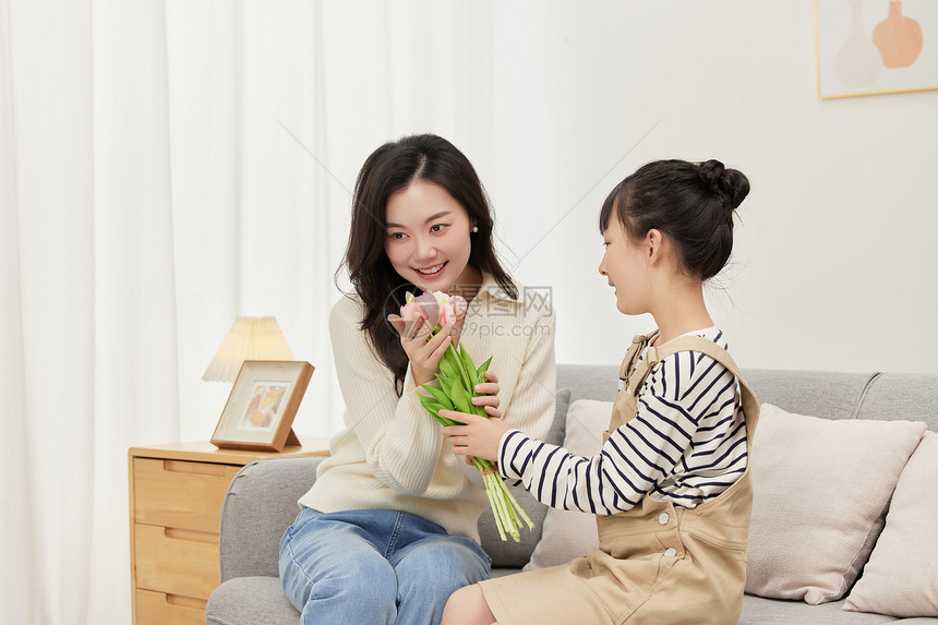 母亲收到女儿礼物的形象图片