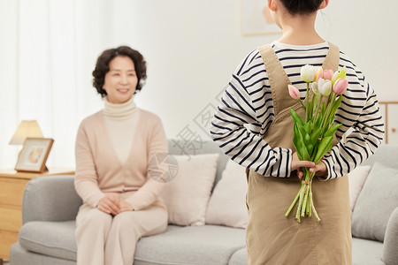 祖孙关准备小女孩准备送鲜花给奶奶背景