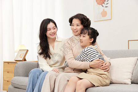 三代试管沙发上幸福的女性三代人背景