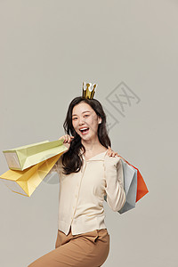 年轻女孩欢乐购物背景图片