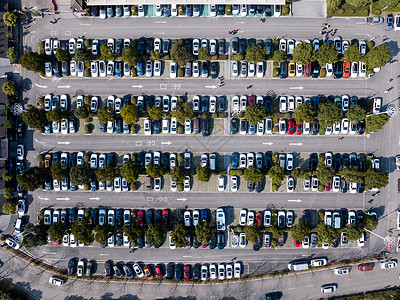 航拍现代都市办公楼的露天停车场高清图片