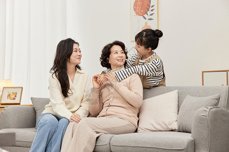 三女妇女节祖孙三人在沙发上温馨互动背景