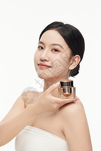 广告护肤品产品推广模特向镜头展示手里拿着的产品背景