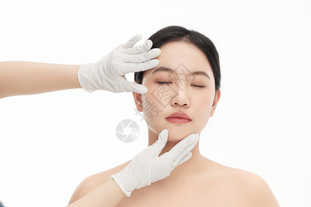 整形医生用手抚摸确认女人的脸部状态背景图片