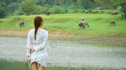 暑假工的这些坑安吉小杭坑绿色草地女孩踏青背影背景