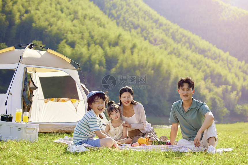幸福的一家人坐在草地上图片
