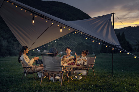 户外露营幸福的一家人温馨的在聊天高清图片