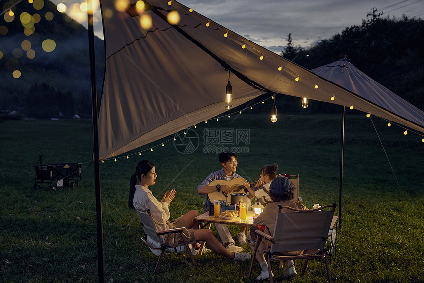 户外露营一家人温馨的在聊天图片
