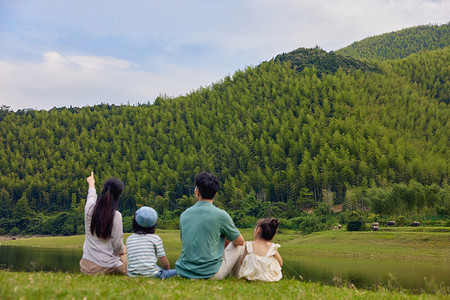 没时间陪孩子爸爸妈妈在周末时间陪孩子玩耍背景