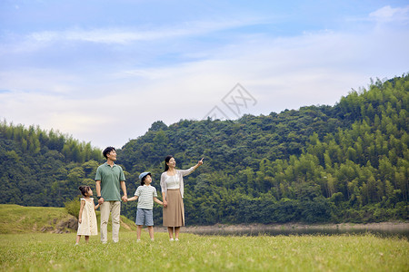 小孩 爬山爸爸妈妈戴着两个孩子在玩耍背景