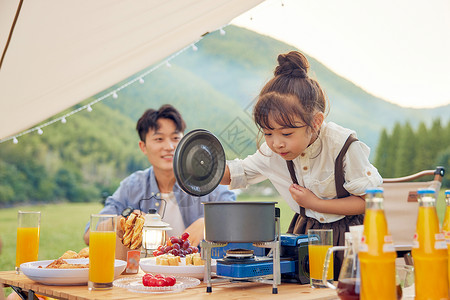 户外煮饭女儿在认真的煮饭背景